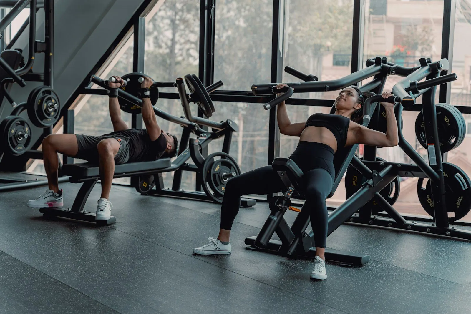 Varios socios entrenando en la sala de pesas